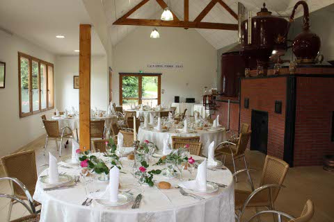 Une salle de réception au sein de la distillerie Pierre Huet située en plein coeur du pays d'auge non loin de la côte fleurie